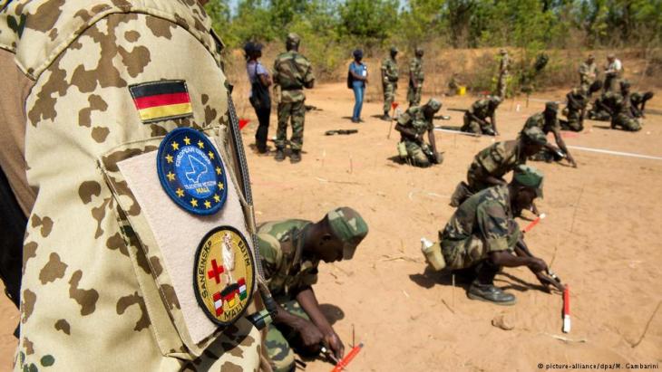 German soldiers in Koulikoro, Mali oversee the training of Malian army units (photo: picture-alliance/dpa)