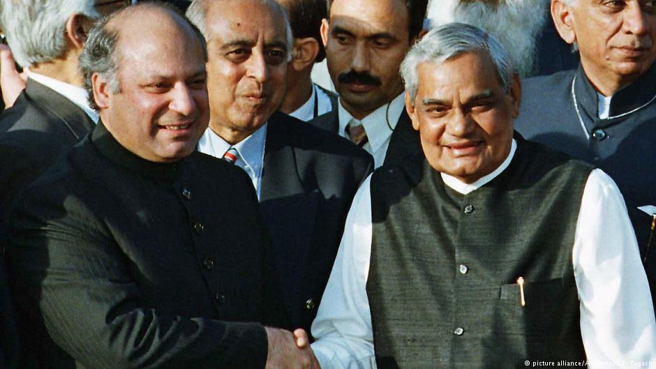 Trügerische Harmonie 1999: Wenige Monate nach dem Treffen zwischen dem damaligen pakistanischen Regierungschef Sharif und seinem indischen Amtskollegen Vajpayee begann Pakistan den sogenannten Kargil-Krieg in Kaschmir 