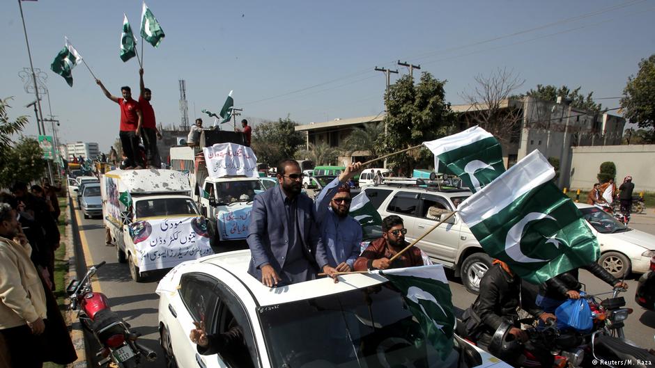 لاهور: باكستانيون يحتفلون بإسقاط مروحيتين هنديتين.