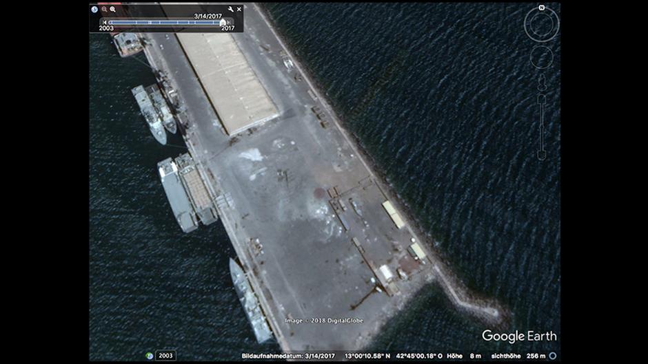 Das Satellitenbild vom März 2017 zeigt Kriegsschiffe aus deutscher Produktion im Hafen von Assab (Eritrea). Foto: Google Earth