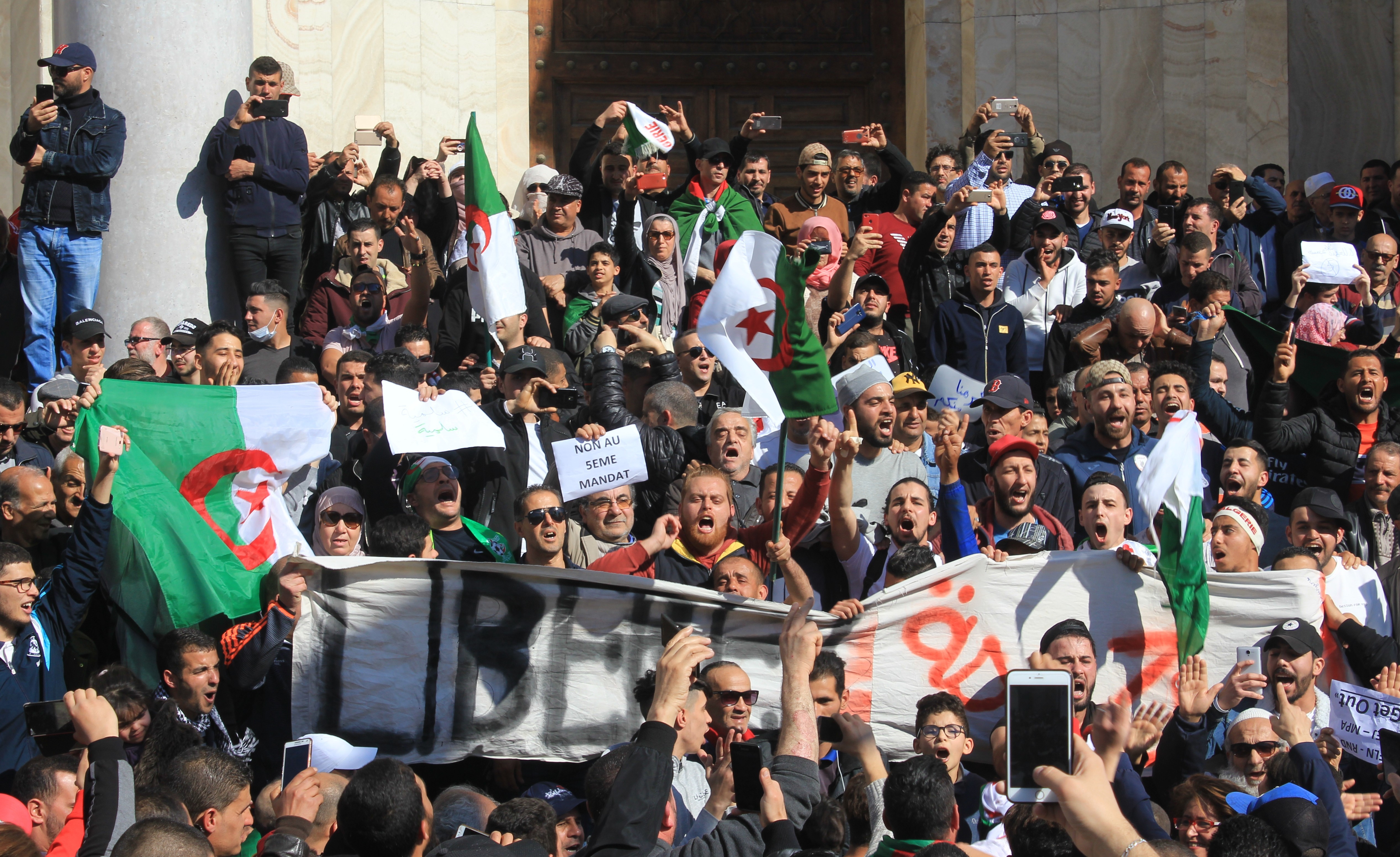 محتجون في الجزائر في مسيرة بالقرب من غراند بوست في مركز الجزائر العاصمة. . Foto: Sofian Philip Naceur