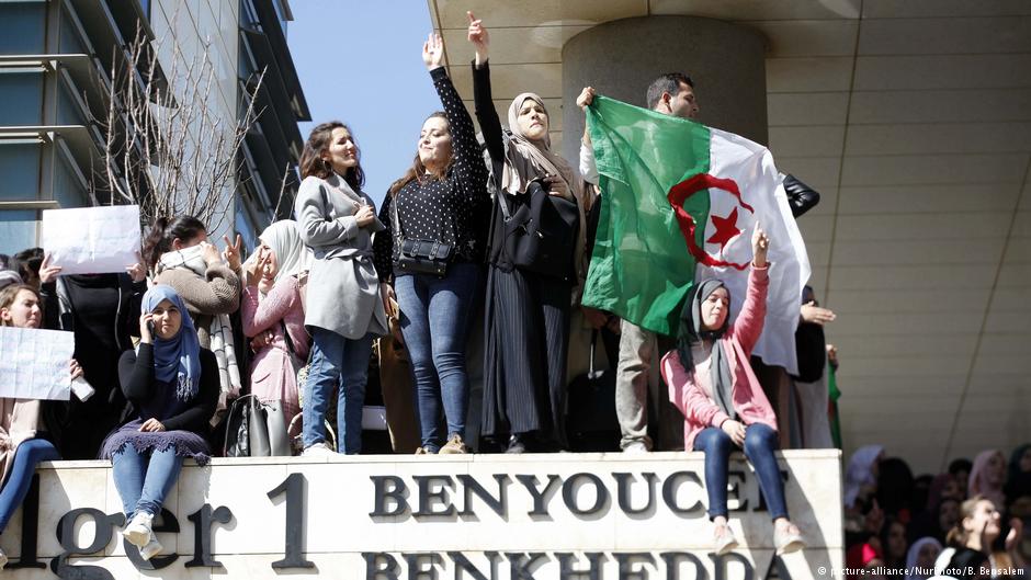 تظاهر آلاف الطلاب مجددا في وسط العاصمة الجزائر وفي عدة مدن أخرى الثلاثاء (الخامس من مارس / آذار 2019) احتجاجا على ترشح الرئيس عبد العزيز بوتفليقة لولاية خامسة، رافضين وعوده باجراء إصلاحات وانتخابات رئاسية مبكرة.