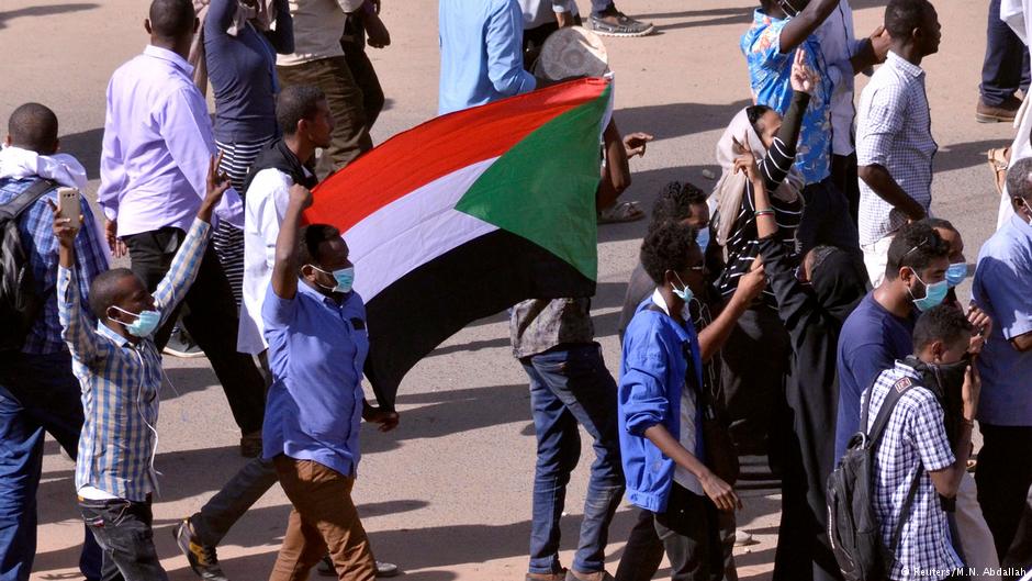 اعتقلت قوات الأمن السودانية 2019 عددا من المتظاهرين الذين خرجوا مجددا للمطالبة برحيل البشير، فيما أعلنت تنسيقية الحوار برئاسة البشير إطلاق كافة المعتقلين السياسيين والناشطين والصحفيين كأساس لتهيئة المناخ للحوار مع المعارضة.