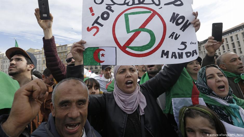 جزائريون يتظاهرون ضد ولاية بوتفليقة الخامسة. Foto: picture-alliance/AP