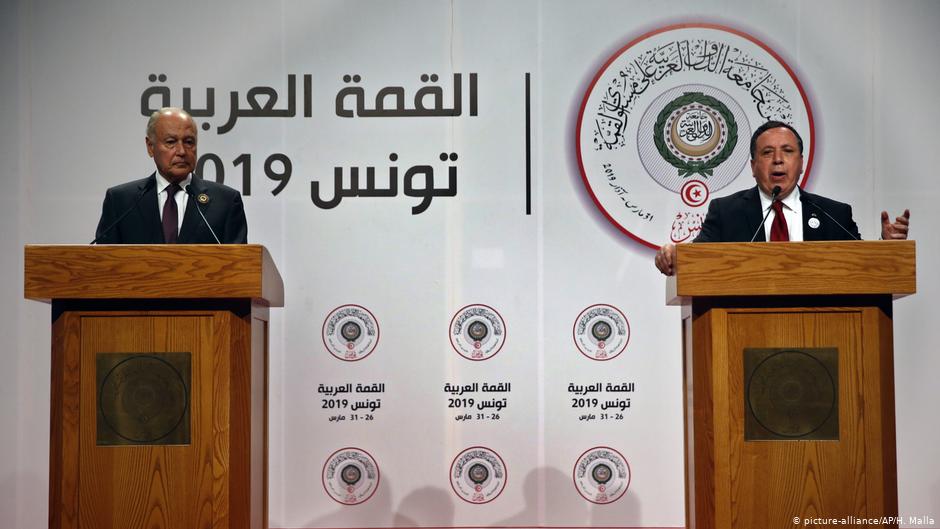 Ahmed Aboul Gheit und Khemaies Jhinaoui sprechen während des Arabischen Gipfels über die Golanhöhen-Entscheidung der USA in Tunis am 31. März 2019; Foto: picture-alliance/AP