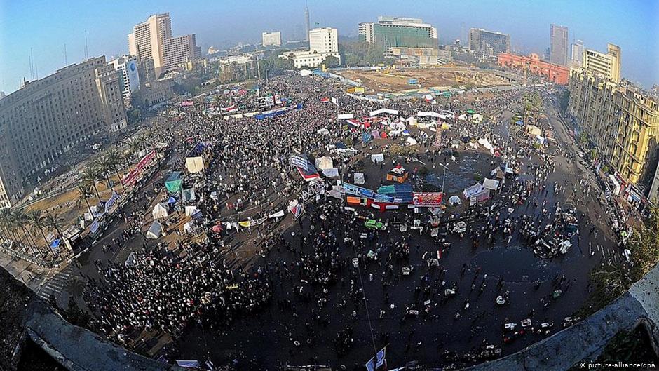 صورة من الأرشيف لميدان التحرير من عام 2012 خلال اعتصامات بعد إحياء الذكرى الأولى للثورة المصرية Foto: picture alliance/dpa.