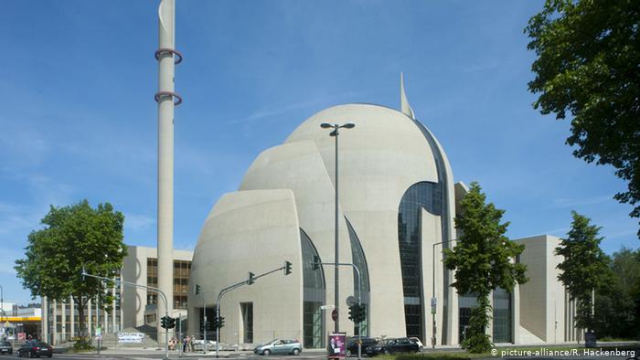 Street view of the mosque (photo: picture-alliance/R. Hackenberg)