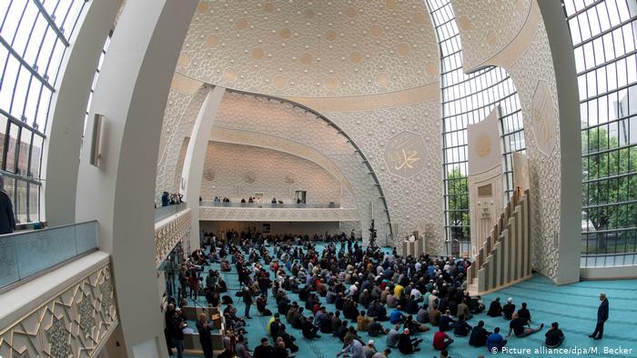 Prayer area inside the mosque (photo: picture-alliance/dpa/M. Becker)