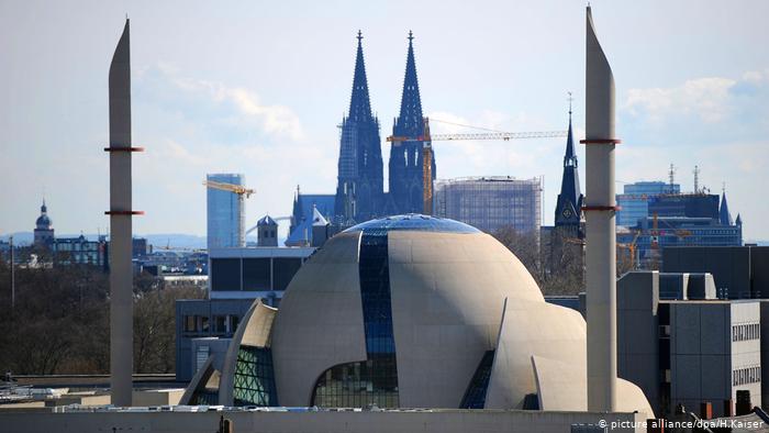 A view of the Central Mosque with Cologne Cathedral in the background (photo: picture-alliance/dpa/H. Kaiser)