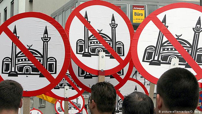 Right-wing protests against the mosque in 2007 (photo: picture-alliance/dpa/O. Berg)