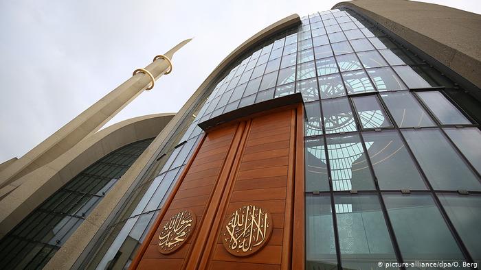 Front door of Cologne mosque (photo: picture-alliance/dpa/O. Berg)