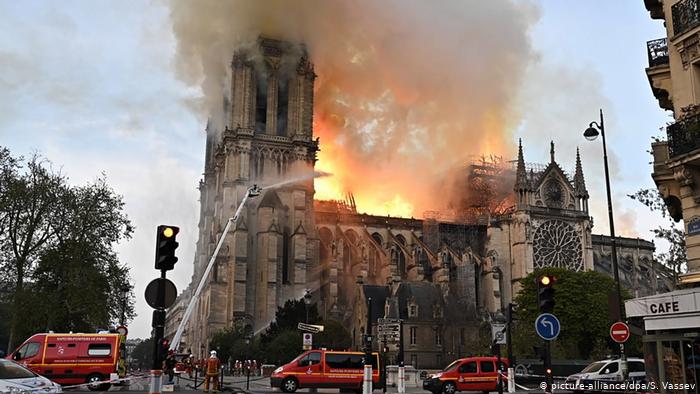 تضامن العالم والبلدان الإسلامية مع فرنسا إثر حريق كاتدرائية نوتردام الرهيب رمز المسيحية في باريس
