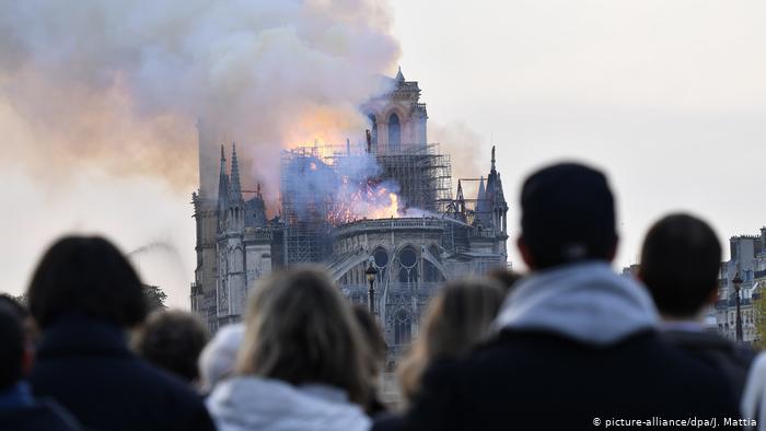 تضامن العالم والبلدان الإسلامية مع فرنسا إثر حريق كاتدرائية نوتردام الرهيب رمز المسيحية في باريس