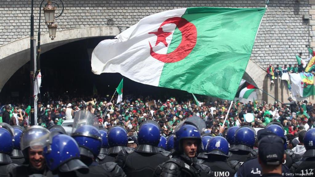 Volk gegen Staatsgewalt: Polizisten sichern die Demonstration in Algier. Foto: Getty Images/AFP