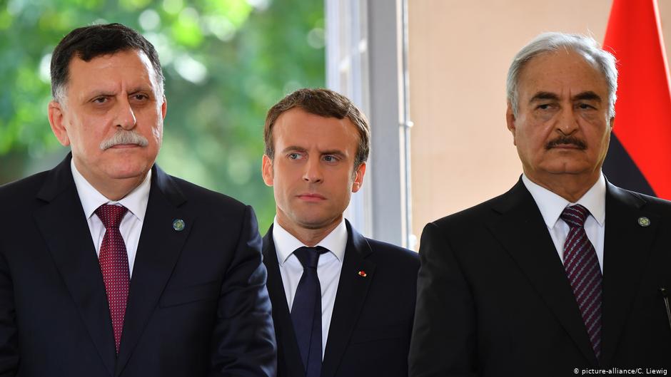 رئيس الوزراء المعترف به دولياً، فايز السراج (يسار الصورة)، والرئيس الفرنسي إيمانويل ماكرون، والجنرال خليفة حفتر في باريس، يوليو/ تموز عام 2017