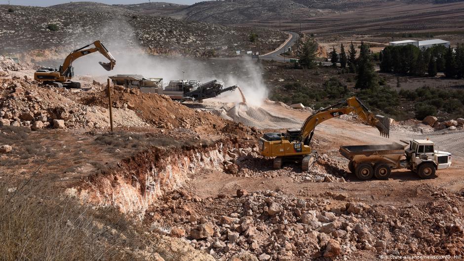 Heavy equipment clears land for new Jewish homes in the Israeli settlement of Shiloh in the West Bank,  17 November 2016 (photo: picture-alliance/newscom/D. Hill)