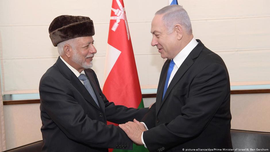 Israeli Prime Minister Benjamin Netanyahu greets Yusuf bin Alawi, Omanʹs foreign minister at an international conference devoted to peace and security in the Middle East organised by Poland and the USA on 13.02.2019 (photo: picture-alliance/dpa/Prime Minister of Israel/A. Ben Gershom)