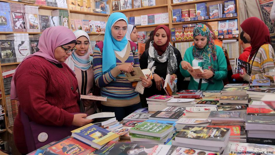 Visitors to the Cairo Book Fair in 2015 (photo: picture-alliance/dpa/K. Elfiqi)