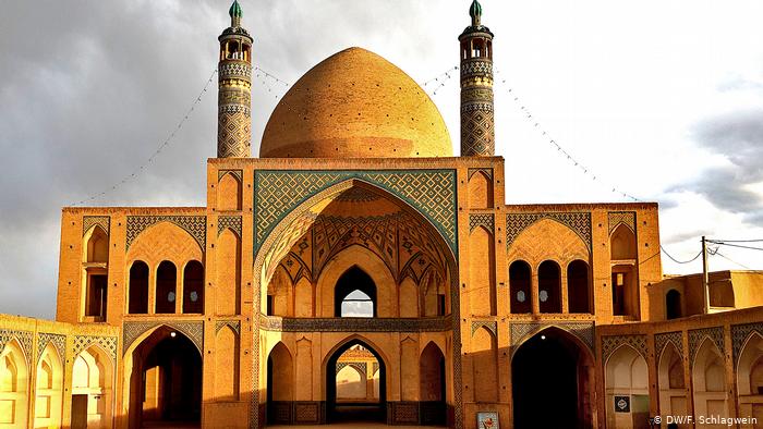 The historic Agha Bozorg Mosque in Kashan, Iran at sunset (photo: DW/F. Schlagwein)