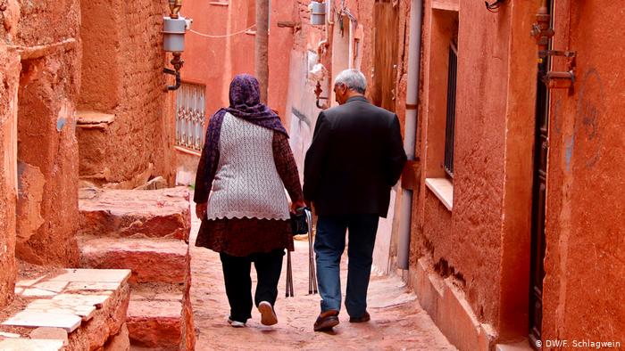An older couple walks through the small streets of the village of Abyaneh in Iran (photo: DW/F. Schlagwein)