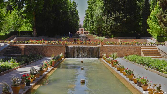 The water fountains in Shazdeh Mahan Garden (Prince's Garden) In Mahan, Iran (photo: DW/F. Schlagwein)