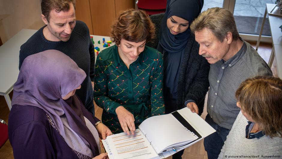 الأرقام والتوجهات المتنامية الرافضة للاجئين ترخي بظلالها على حياة هؤلاء في مجتمعهم الثاني في ألمانيا