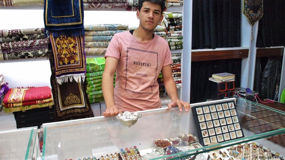 Jewellery seller Ahmed Ali in Najaf (photo: DW/Judit Neurink)