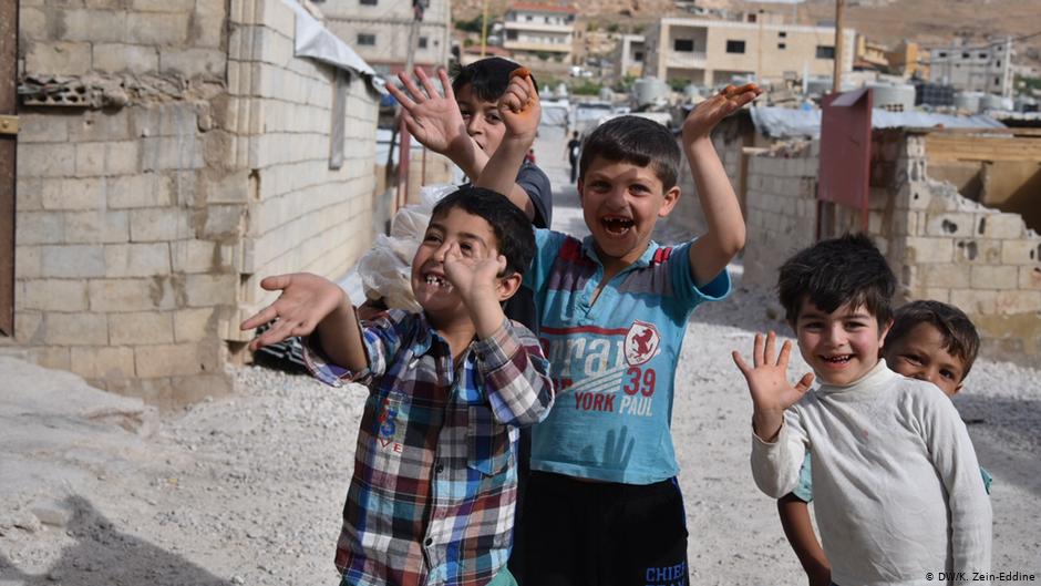 آلاف اللاجئين السوريين يخشون مصيرهم في لبنان بعد قرار حكومي لبناني بهدم مساكنهم شبه الدائمة - كما تقول وكالات إغاثية