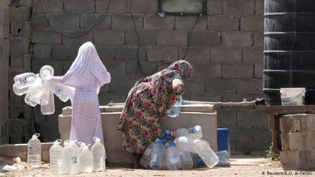 مشكلة المياه في ليبيا ليست في نذرتها فحسب، بل أيضا في تلوثها. الباكتيريا ونسبة الأملاح العالية تجعل المياه غير قابلة للشرب في الكثير من المناطق الليبية.
