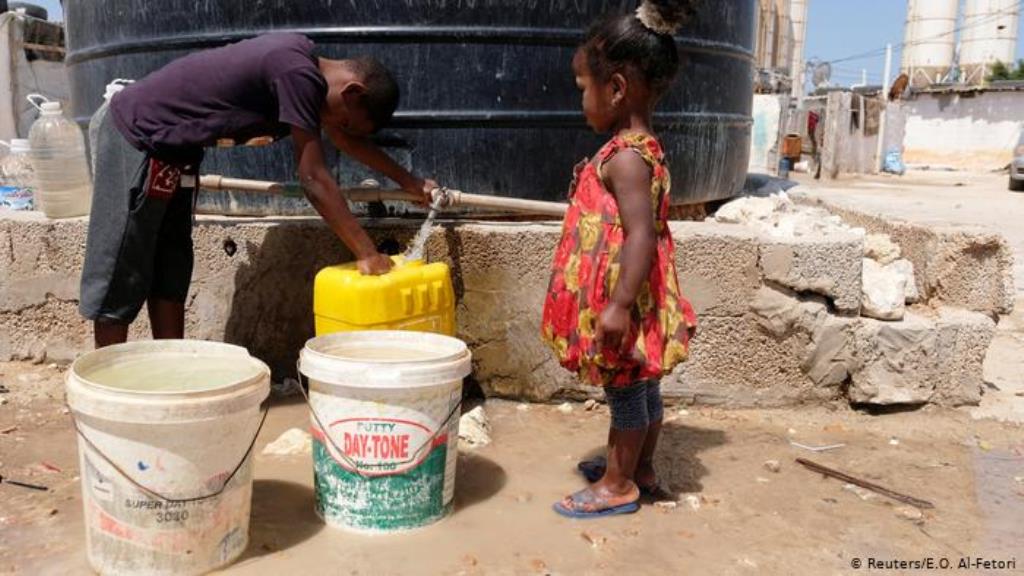 أزمة في النظام الصحي بدات تلوح في الأفق في ليبيا، والسبب انخفاض مخزون المياه الصالحة للشرب. حوالي 101 من 149 قناة توزيع مياه في ليبيا تعرضت للتدمير. والسبب وراء ذلك هو العمليات القتالية العسكرية وتعطل المصالح الإدارية. 