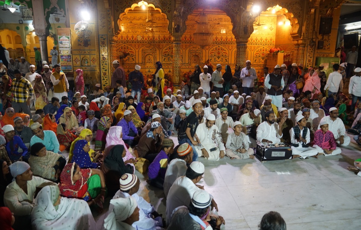 Indian worshippers at the shrine in Ajmer (photo: Marian Brehmer)
