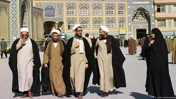 Islamic scholars outside the Faizeh Religious School, Qom (photo: dpa/picture-alliance)