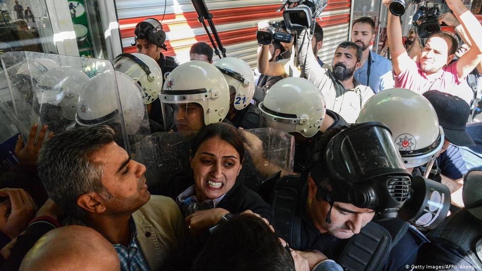 Türkische Antiaufstands-Einheiten der Polizei bei Protesten der HDP gegen die Inhaftierung Gultan Kisanaks und Firat Anlis in Diyarbakir; Foto: Getty Images/AFP/I. Akengin