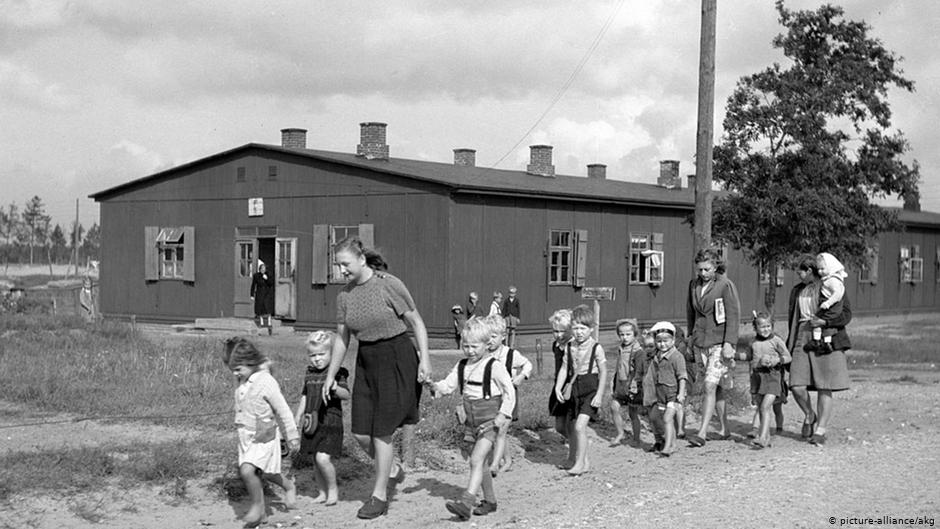 نتيجة الحرب العالمية الثانية أصبح أكثر من 12 مليون ألماني نازحين داخلياً - كثير منهم أطفال.