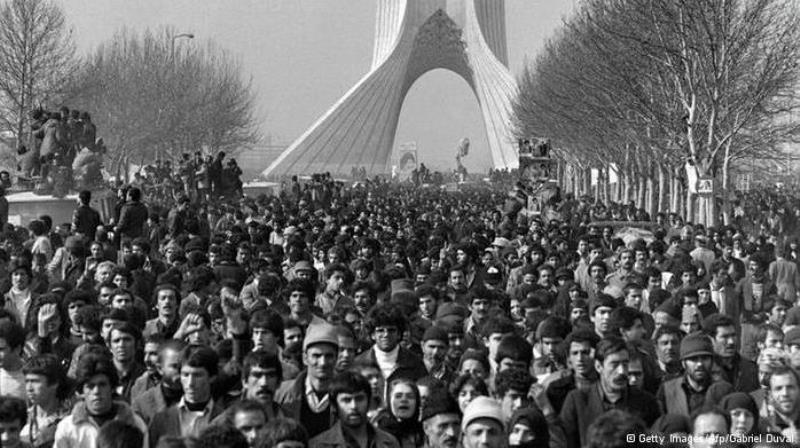الملايين في انتظار الخميني  في العاصمة طهران. وقف في ذلك اليوم أربعة ملايين من الإيرانيين على حافتي الطريق وهم ينتظرون مرور قافلة السيارات المرافقة للخميني الذي كان في طريقه إلى مقبرة "جنة الزهراء" (بهشت زهرا) في طهران، حيث كان من المقرر أن يلقي خطاب عودته إلى إيران. 