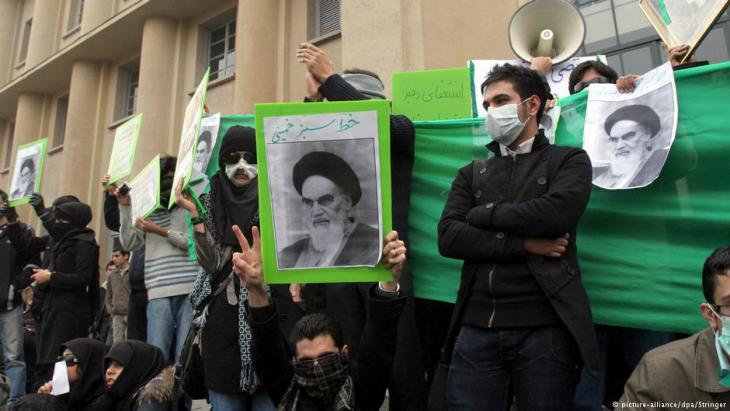 Young people demonstrate in Iran in 2018 (photo: picture-alliance/dpa/Stringer)