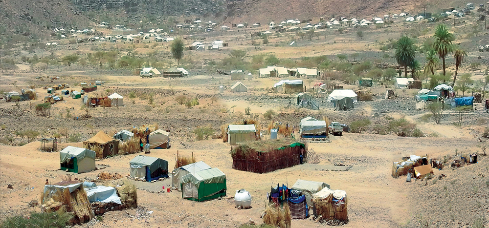 في مدينة مأرب باليمن بسبب غياب الإمدادات الإنسانية، نصبت العديد من الأسر النازحة خيمها بنفسها.  (photo: Ahmed Nagi)