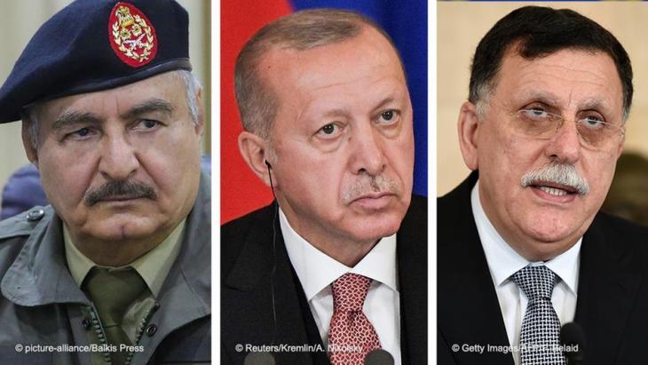 Der Chef der international anerkannten Regierung in Tripolis Fayiz as-Sarradsch, General Khalifa Haftar von der Libyschen Nationalarmee (LNA) und der türkische Präsident Erdogan. 