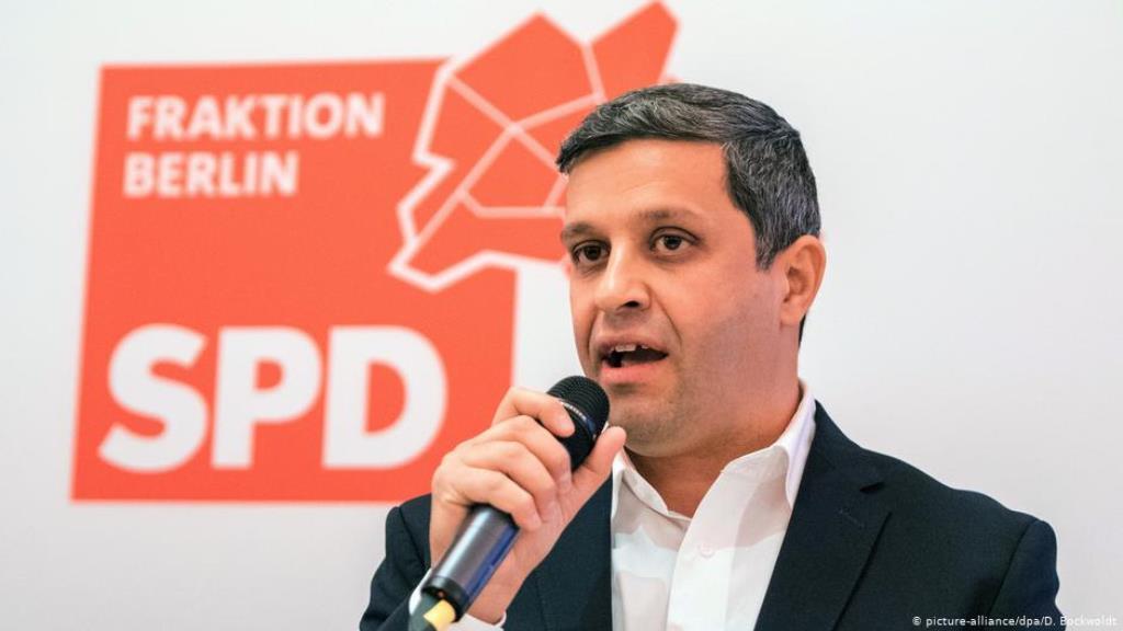 Chairman of the Berlin chapter of the SPD Raed Saleh gives a speech during a meeting of local SPD members of parliament (photo: dpa-Bildfunk/Daniel Bockwoldt)