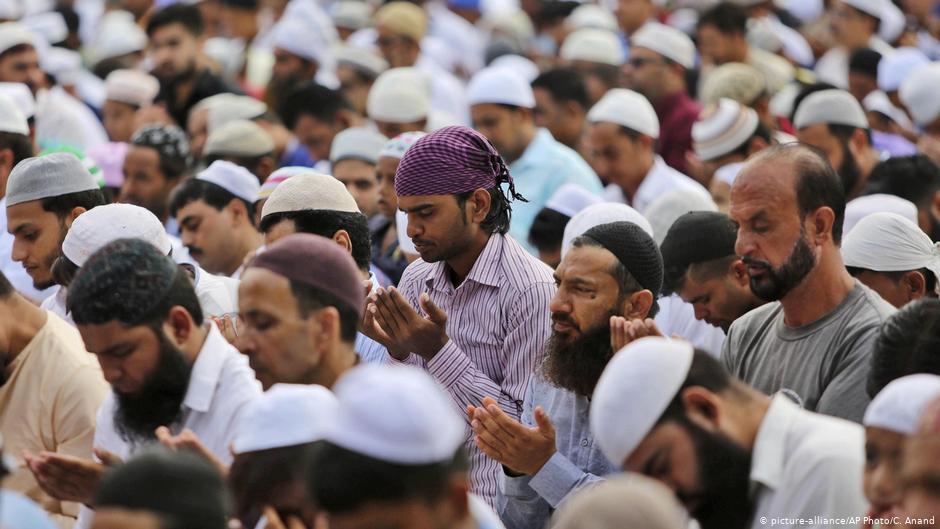 Muslime im indischen Teil Kaschmirs während des Eid-ul-Adha-Festes; Foto: picture alliance/AP/C. Anand