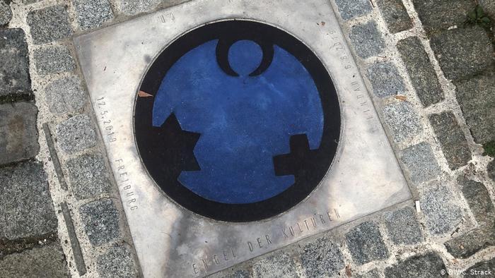 The Angel of Culture symbol integrated into a path in Lindau (photo: DW/C. Strack)