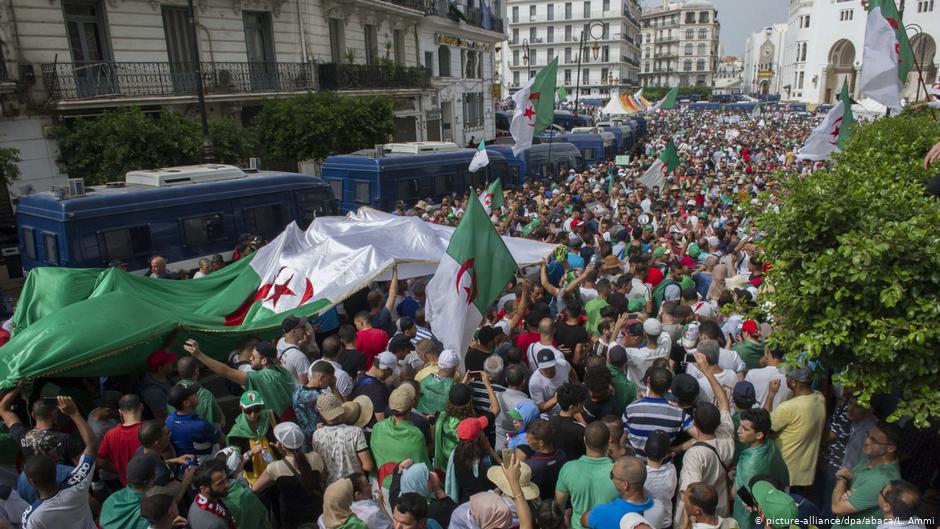 One of the regular Friday demonstations in the Algerian capital Algiers (photo: picture-alliance/dpa)