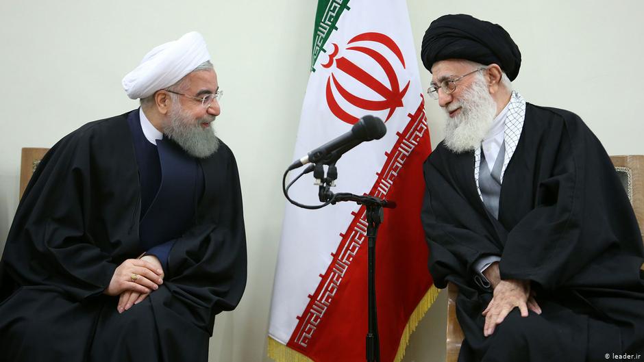الزعيم الروحي الإيراني آية الله علي خامنئي (يمين) والرئيس حسن روحاني.  Foto: leader.ir