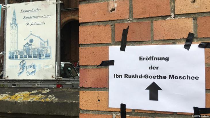 Sign outside St.John's Church pointing the way to the IbnRushd-Goethe Mosque (photo: DW/S. Kinkartz)