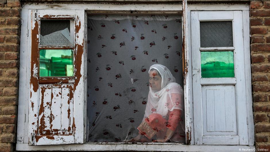 A Kashmiri woman watches the street protests in Anchar (photo: Reuters/D. Siddiqui)