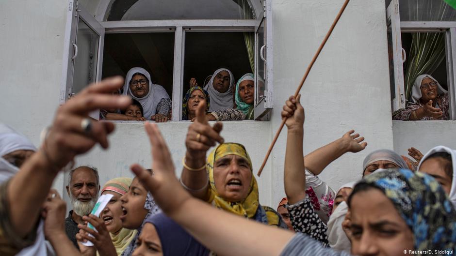 Kashmiri women shout slogans in Anchar neighbourhood after Friday prayers (photo: Reuters/D. Siddiqui)