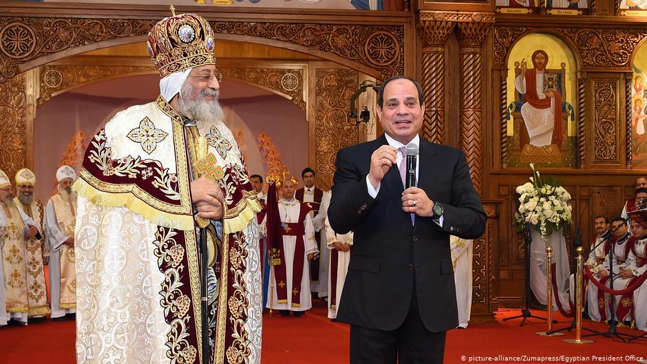 Der Patriarch der koptisch-katholischen Kirche, Papst Tawadros II. gemeinsam mitÄgyptens Präsident Abdel Fattah al-Sisi in der neuen koptischen Kathedrale ''The Nativity of Christ'' in Kairo; Foto: picture-alliance/Zumapress/Egyptian President Office