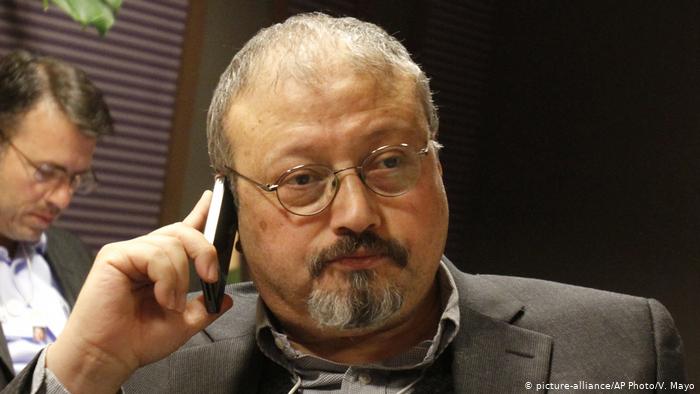 Jamal Khashoggi speaks on his mobile phone (image: picture-alliance/AP Photo/V. Mayo)
