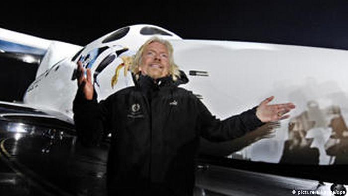 Virgin Group's Richard Branson stands in front of SpaceShipTwo during the rocket plane's worldwide debut (image: picture-alliance/dpa)