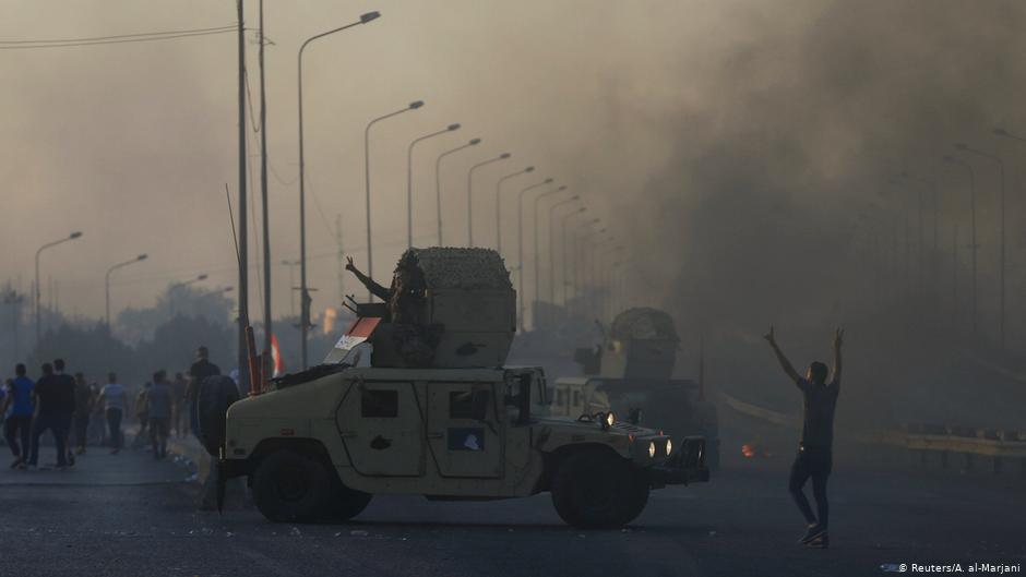 مصفحة لقوات الأمن العراقي - مظاهرات واحتجاجات على الفساد وسوء أحوال المعيشة - بغداد - العراق.